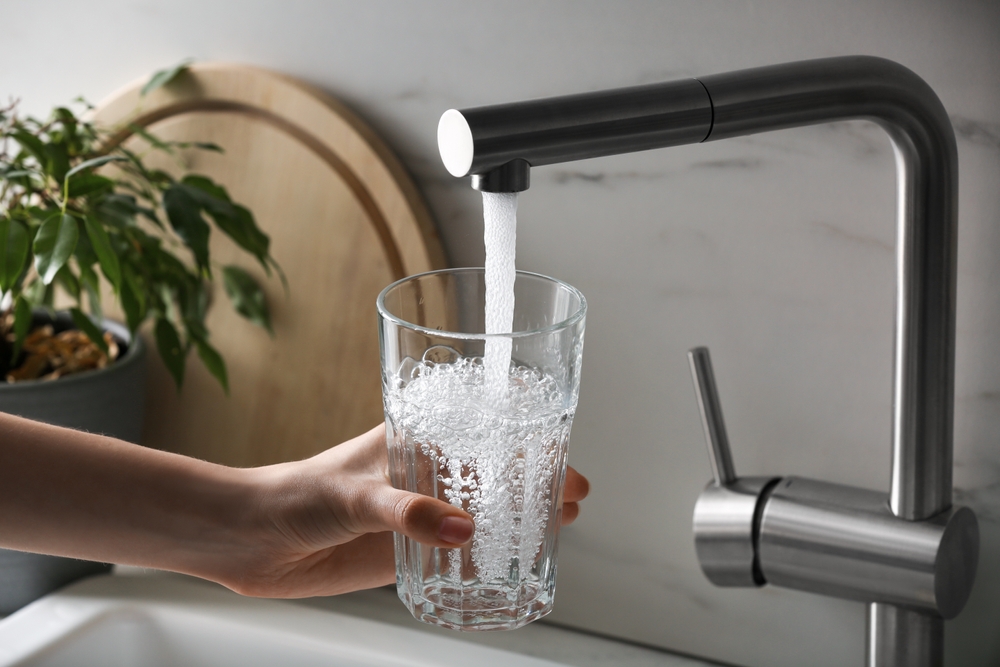Jak skutecznie zmiękczyć twardą wodę w domu